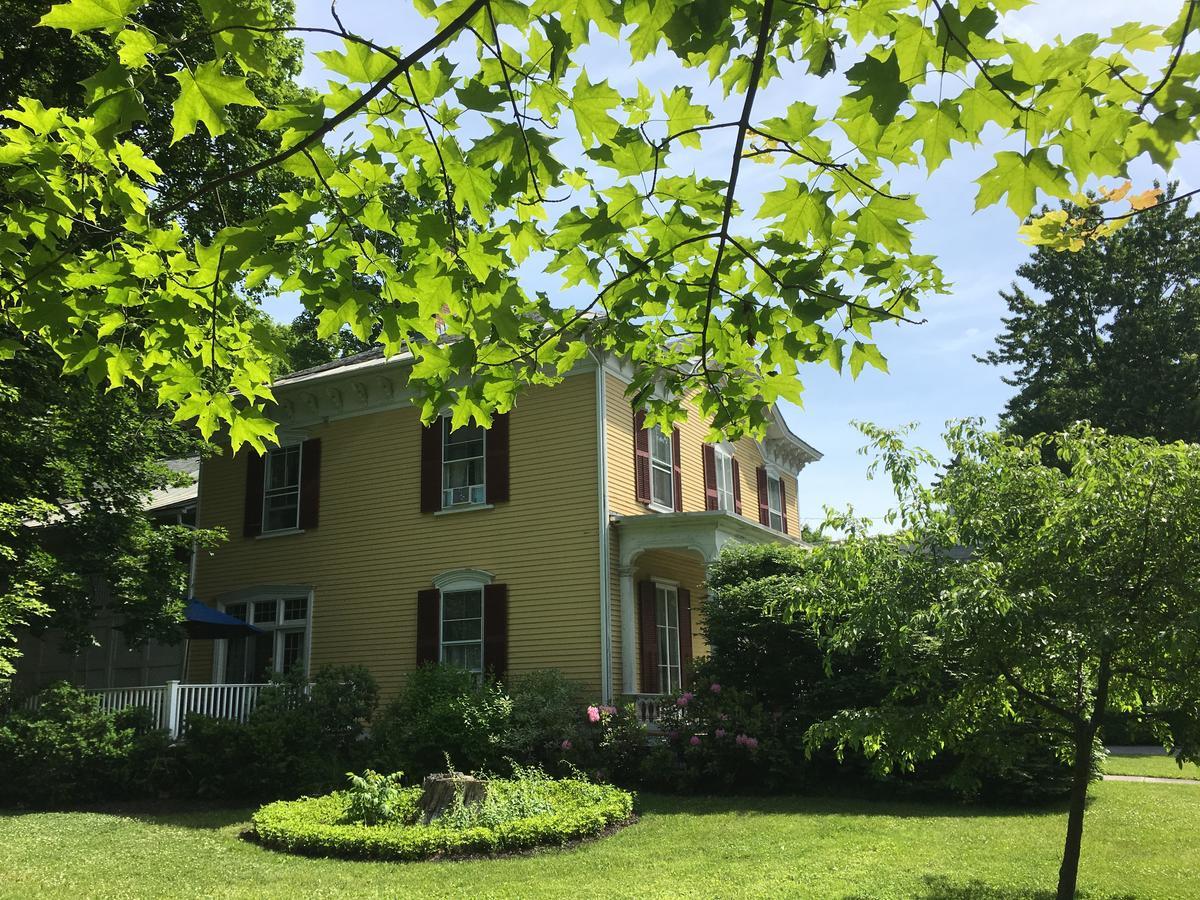 1868 Crosby House Bed & Breakfast Brattleboro Exterior photo